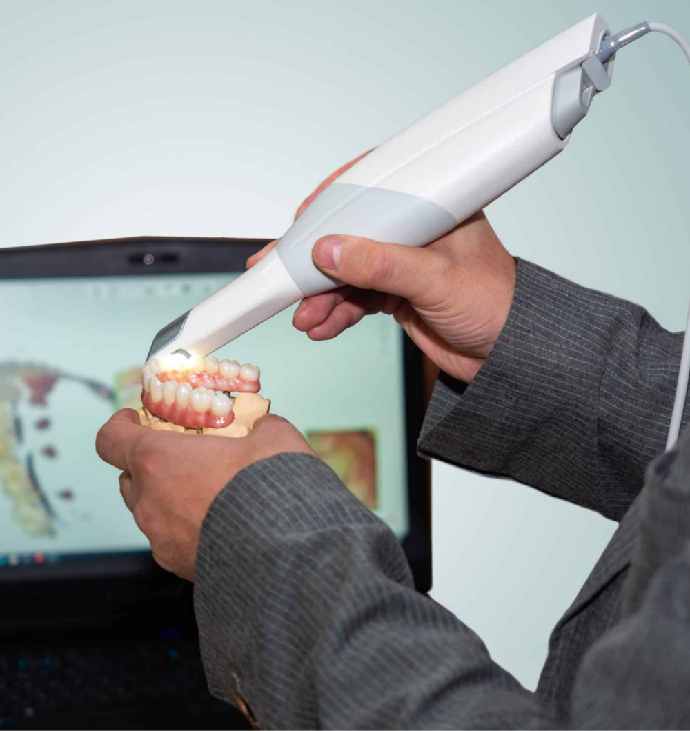 3D dental scanner scanning denture model for implant planning - รูปเครื่องมือ Digital Planning: ระบบวางแผนรากฟันเทียมดิจิทัล 3 มิติ เพื่อความแม่นยำสูง 99%